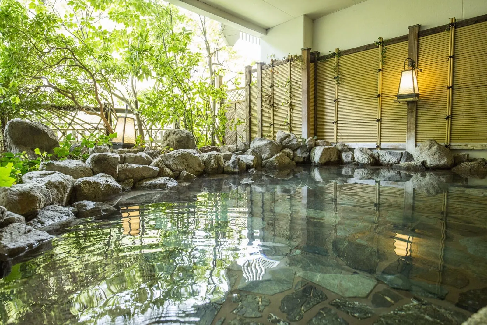 Kinugawa Onsen Hotel: The open-air bath among the trees