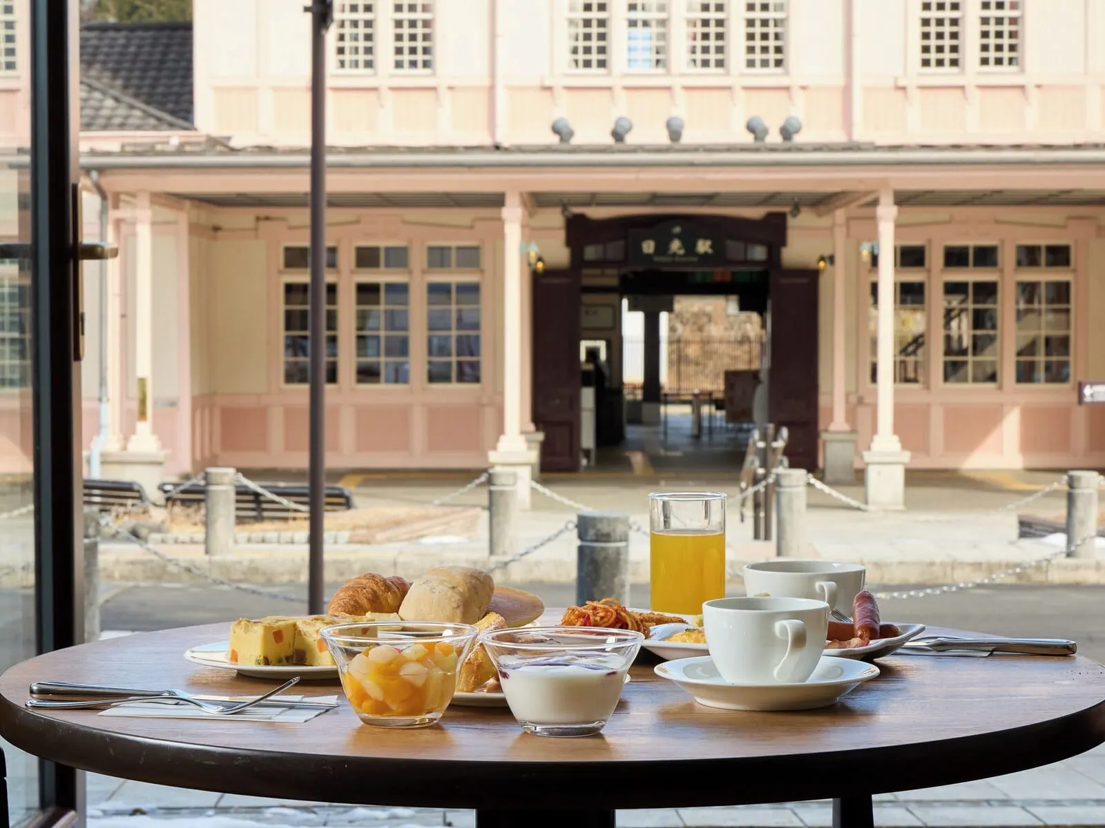 Nikko Station Hotel Classic: Breakfast with a view of JR Nikko Station