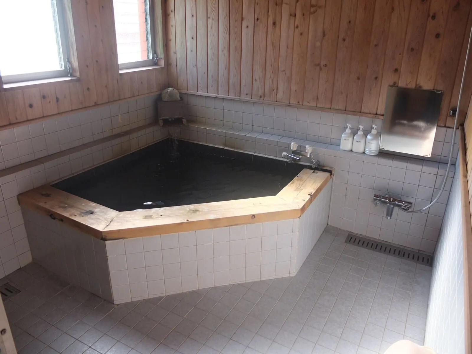 Turtle Inn Nikko: The hot-spring bath