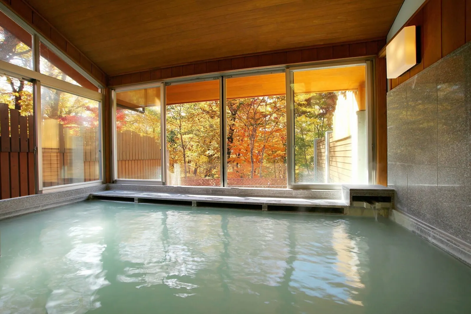 Chuzenji Kanaya Hotel: The indoor hot-spring bath