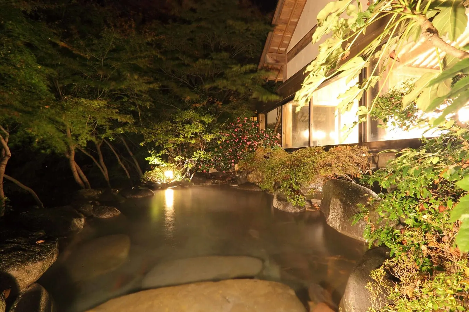 Kinugawa Onsen Hananoyado Matsuya: The open-air bath at night
