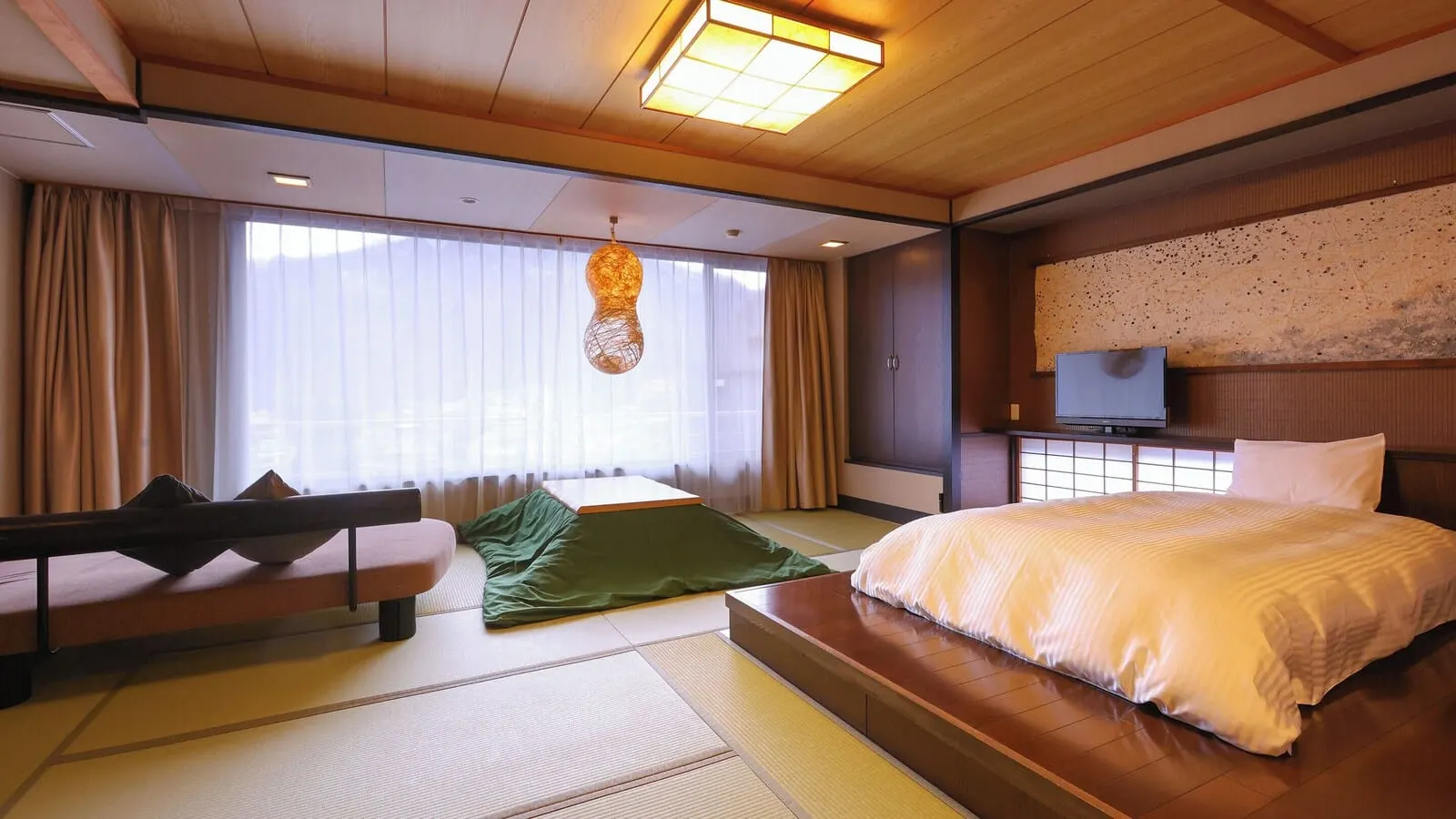 TAOYA Kawaji: A room with beds on tatami