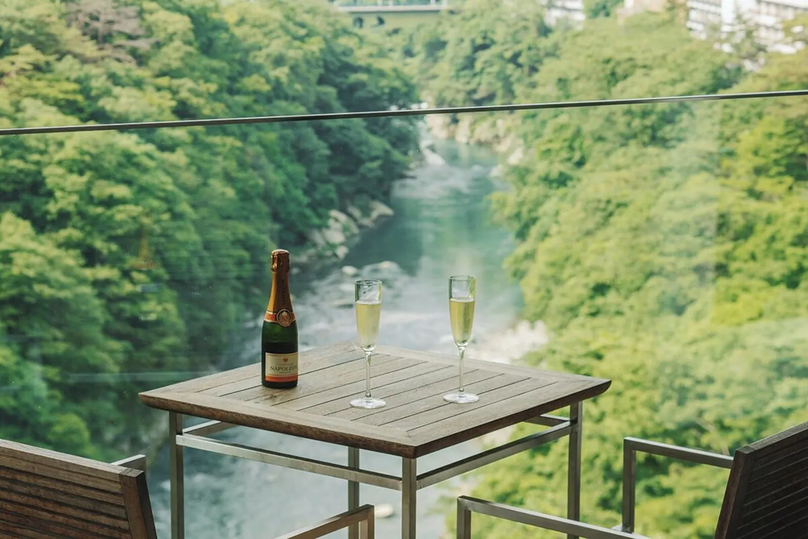 Kinugawa Kanaya Hotel: A terrace over the gorge