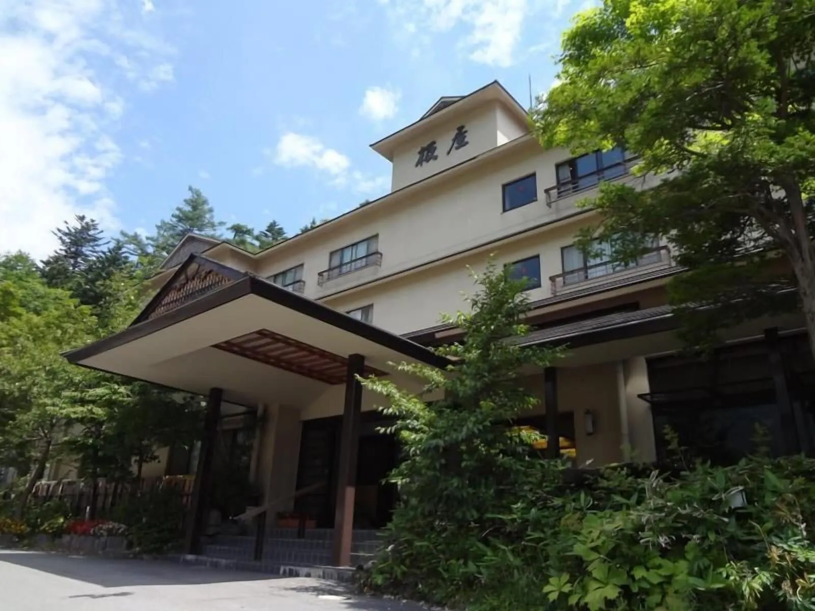 Okunikko Yumoto Onsen Yumoto Itaya: The ryokan entrance in Yumoto