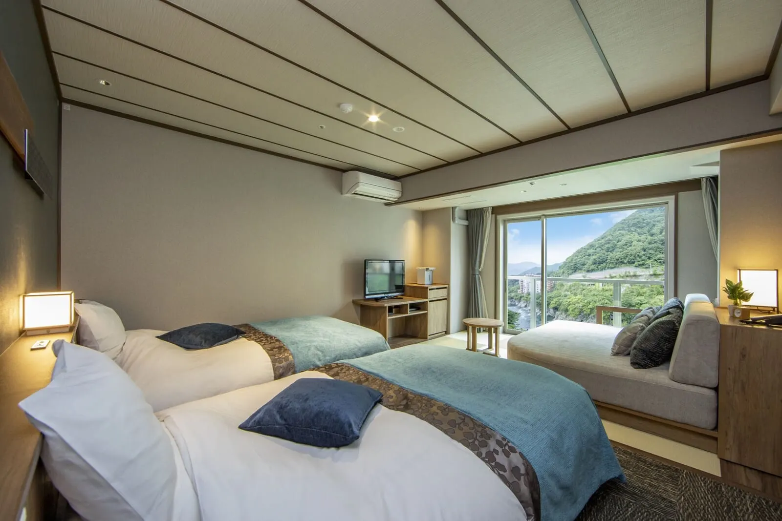 Kinugawa Onsen Hotel: A twin room with a gorge view