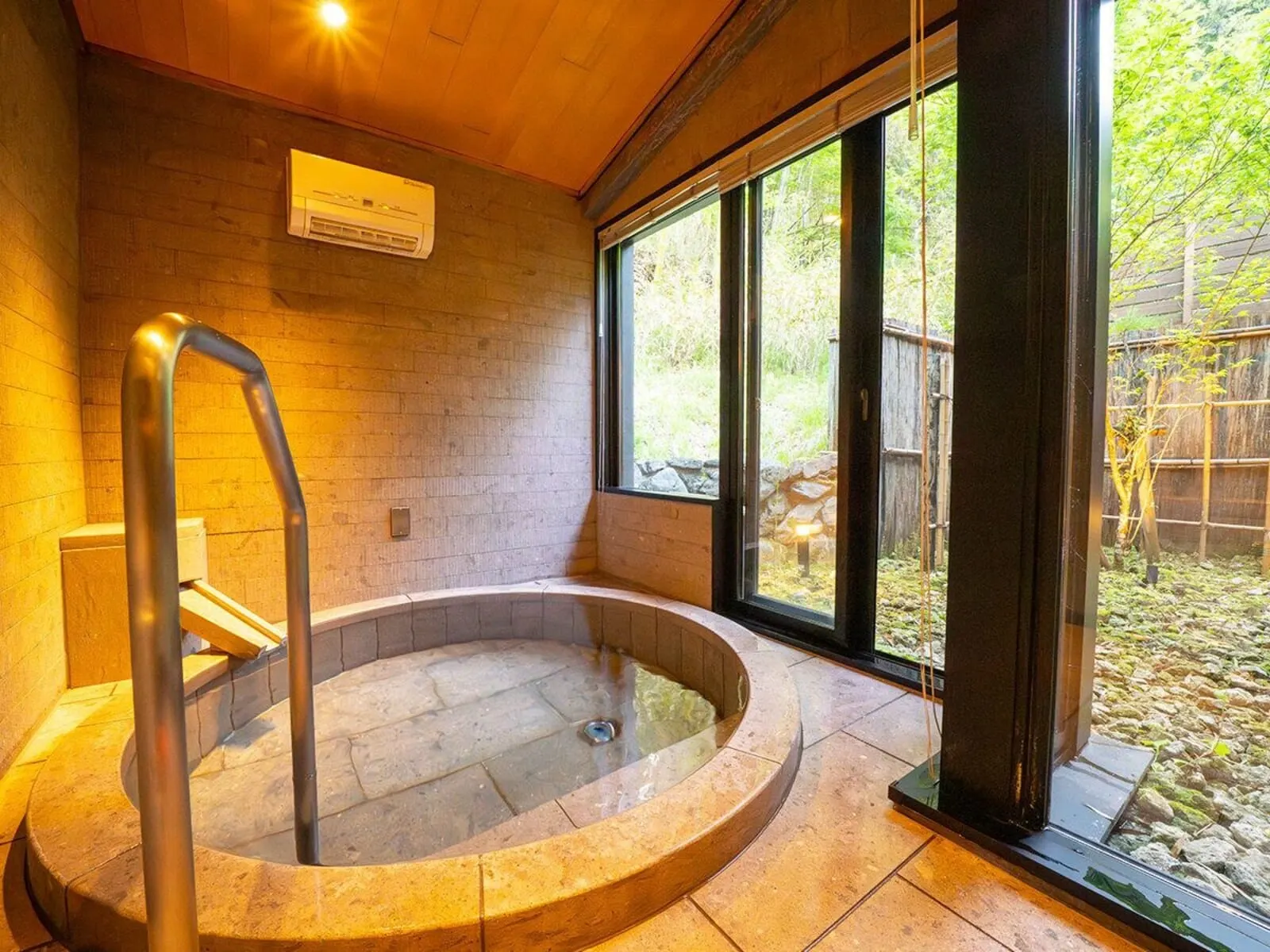 Nikko Nishimachi Club Aratouto: A suite bath filled from the hot spring