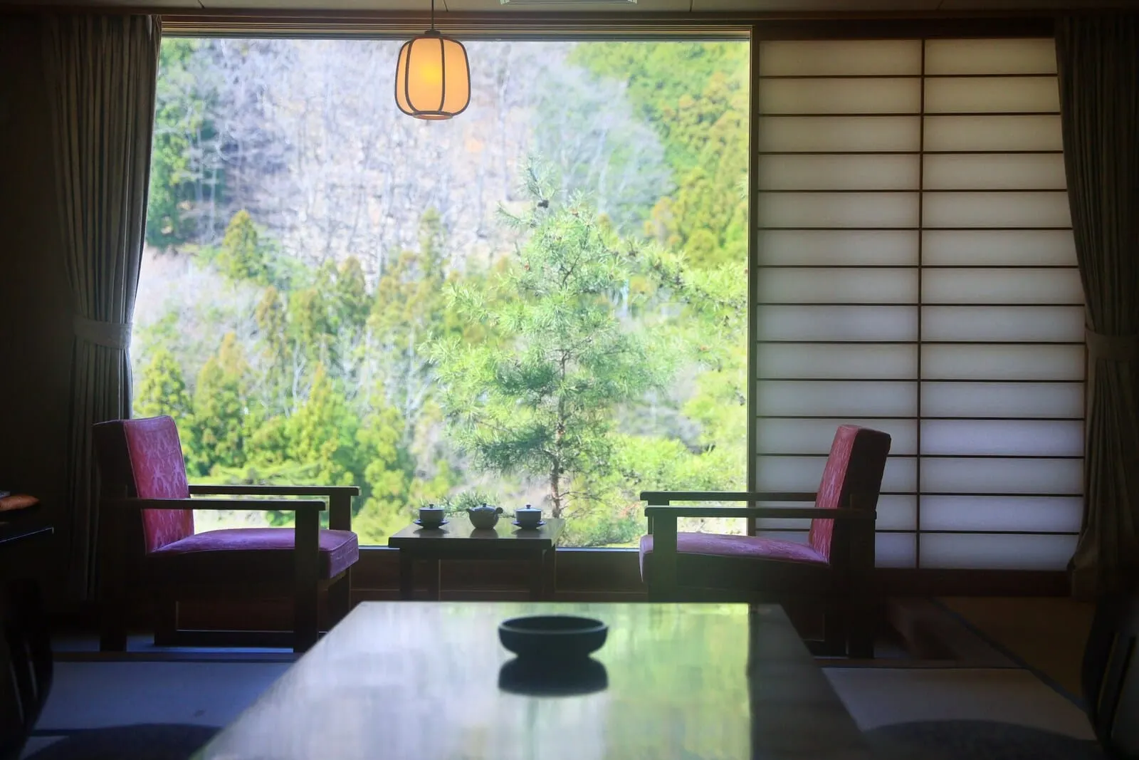 Kinugawa Onsen Hananoyado Matsuya: A tatami room facing the trees