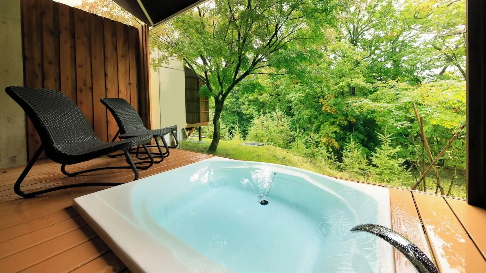 Okunikko Hotel Shikisai: A private outdoor tub on a room terrace