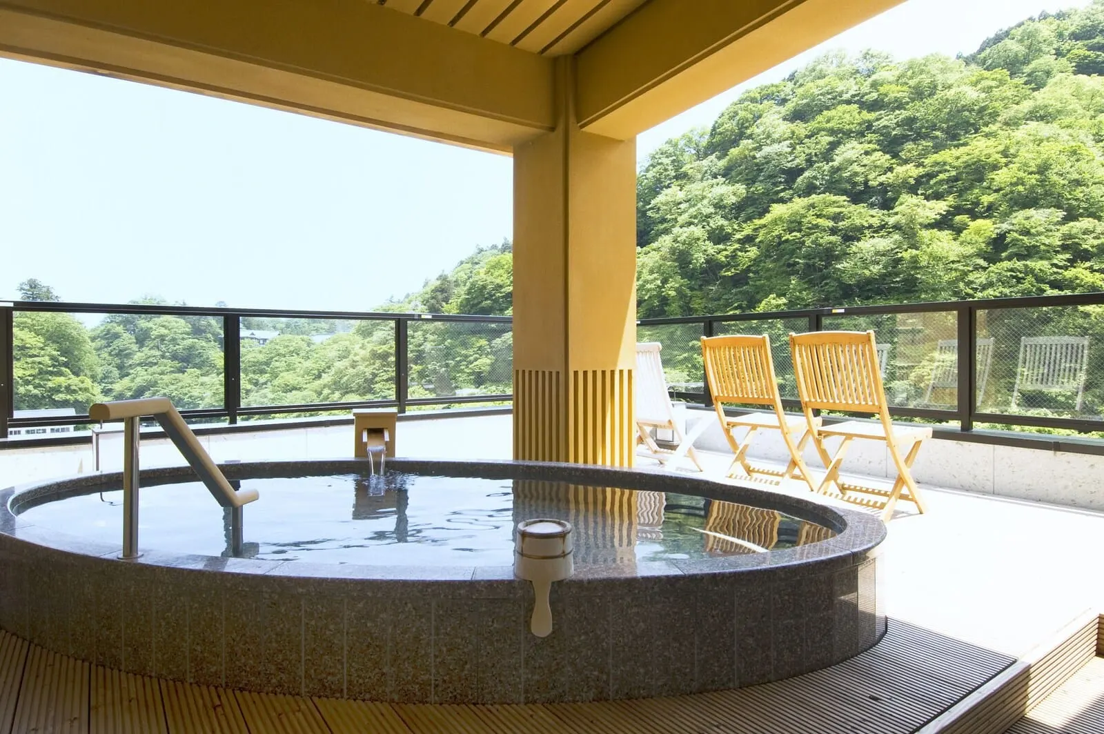 Koduchi no Yado Tsurukamedaikichi: An open-air bath on a balcony over the Daiya river