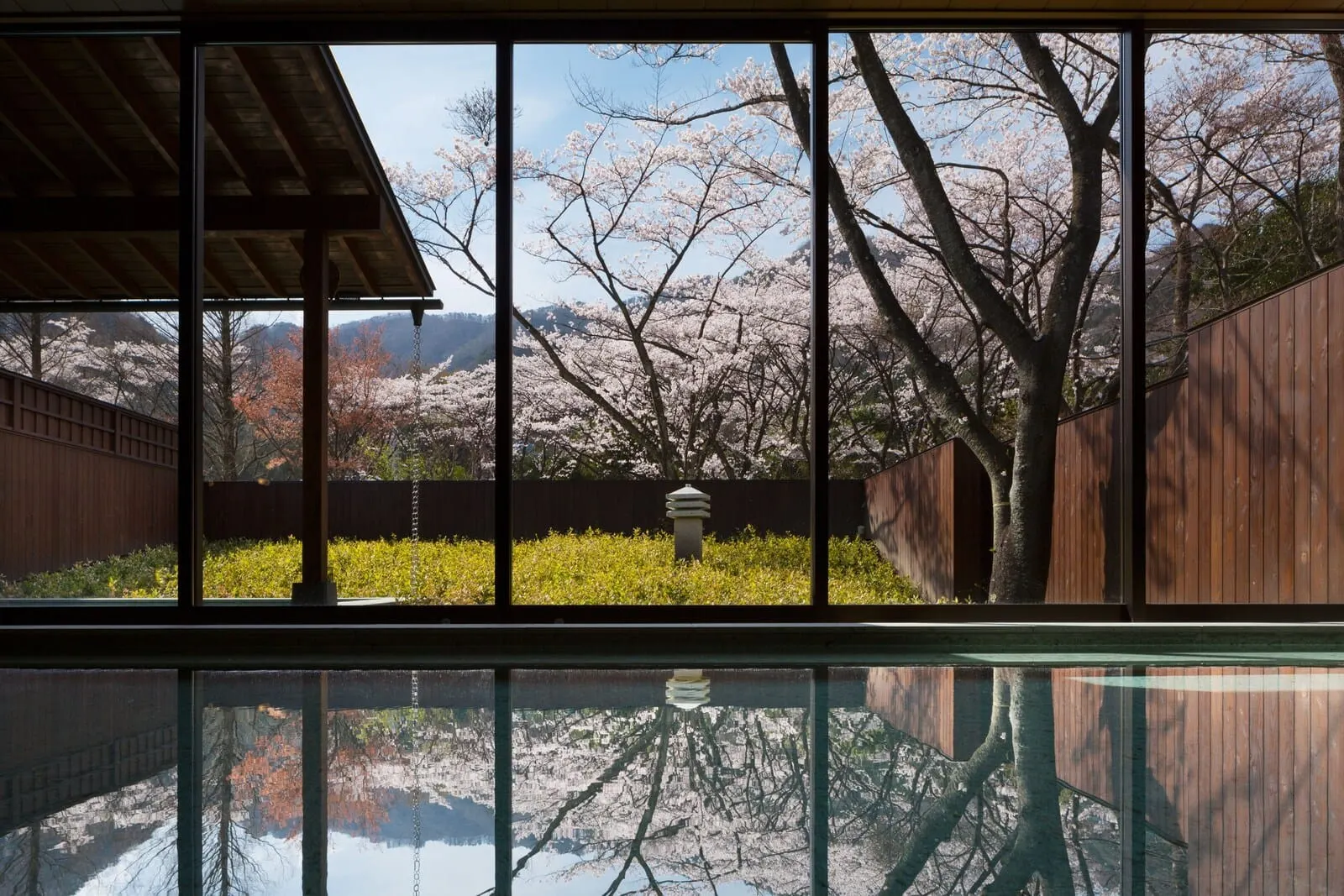 Hoshino Resorts KAI Kinugawa: The glass-walled indoor bath