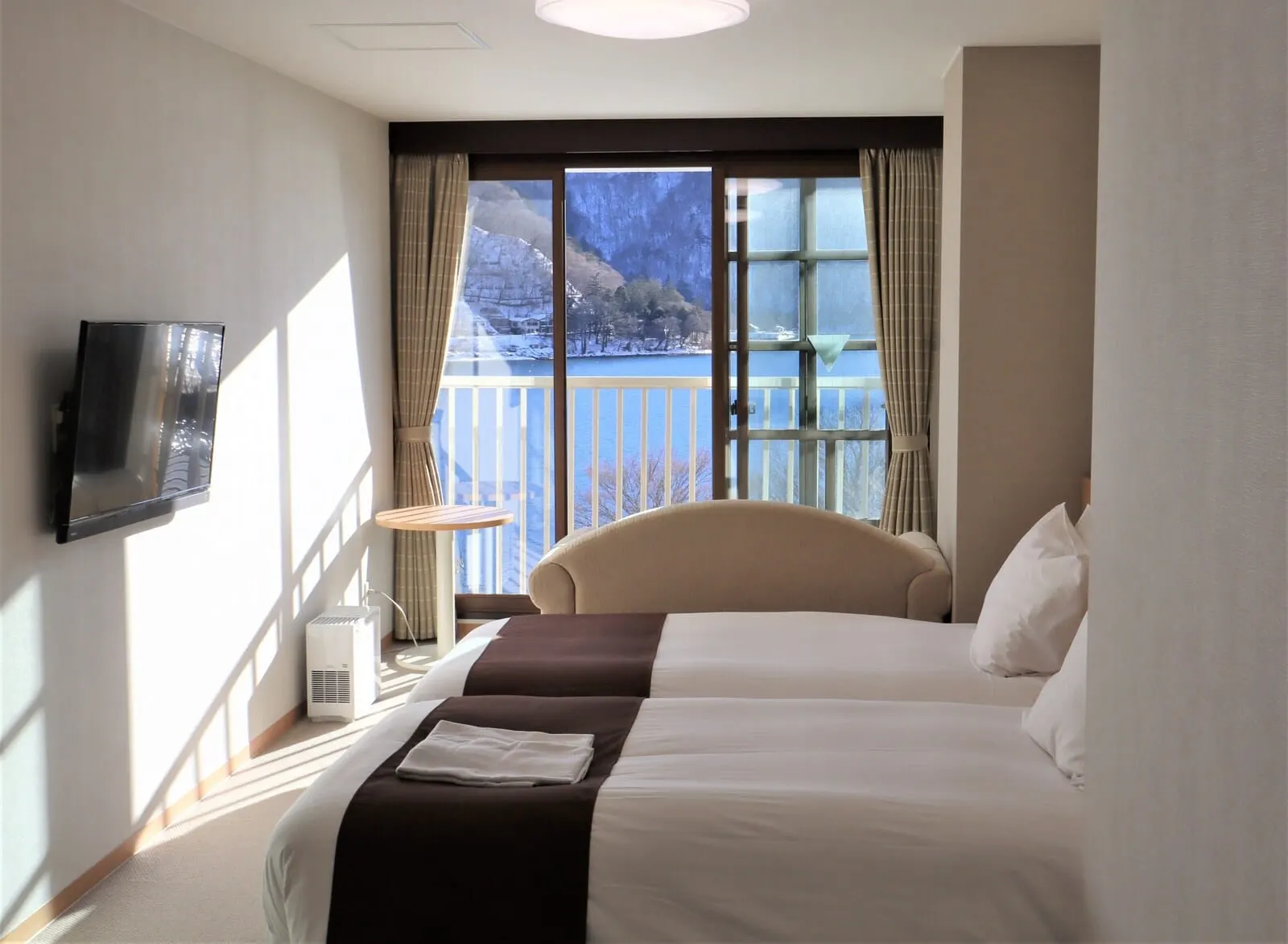 Hatago Nagomi: A twin room with a lake view