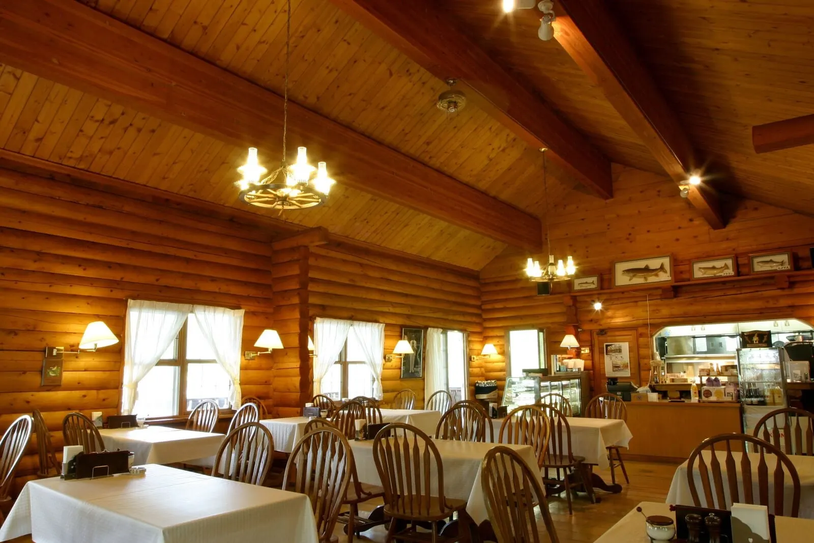Chuzenji Kanaya Hotel: The log-walled dining room