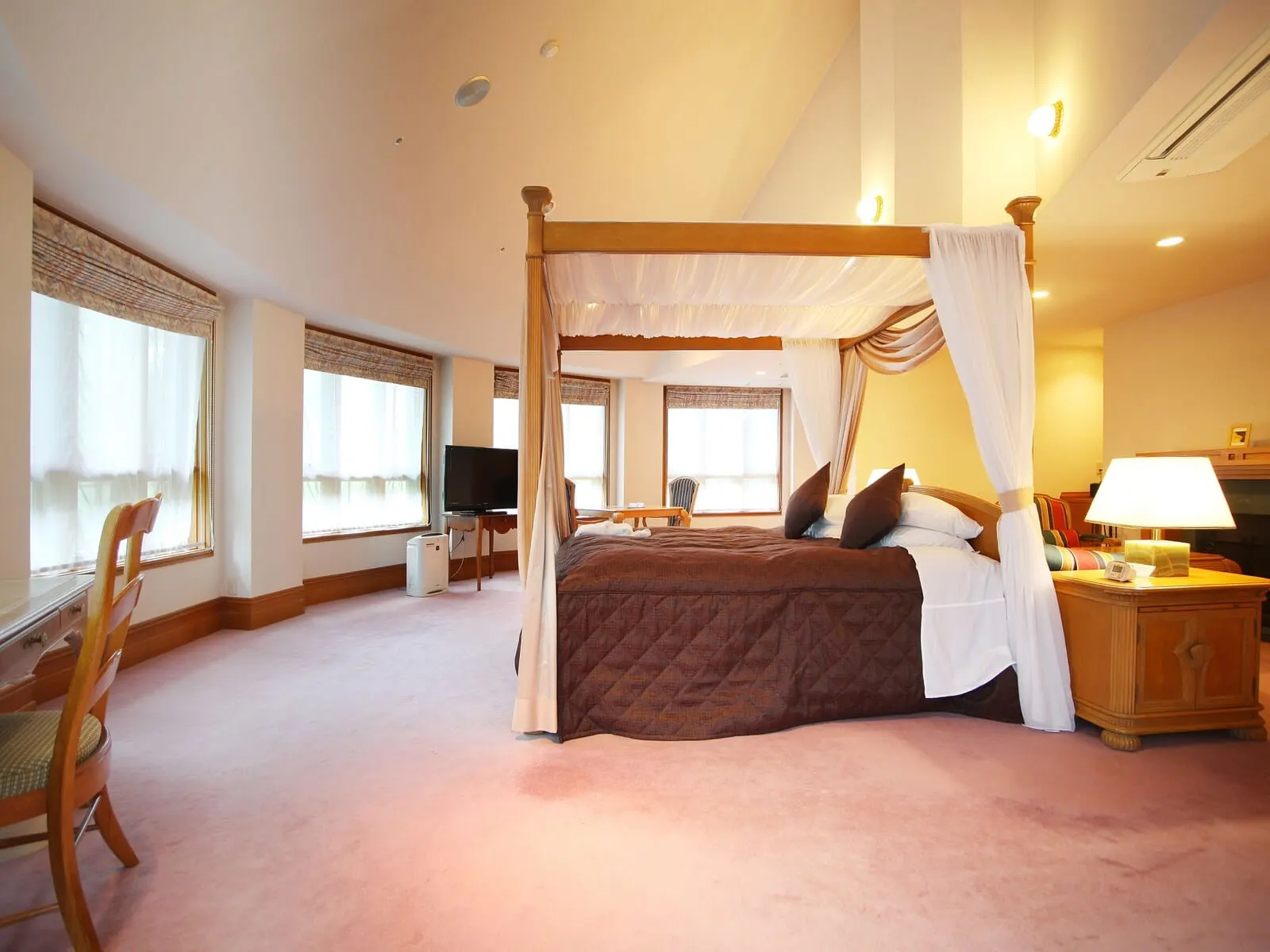 Chuzenji Kanaya Hotel: A room with a canopy bed