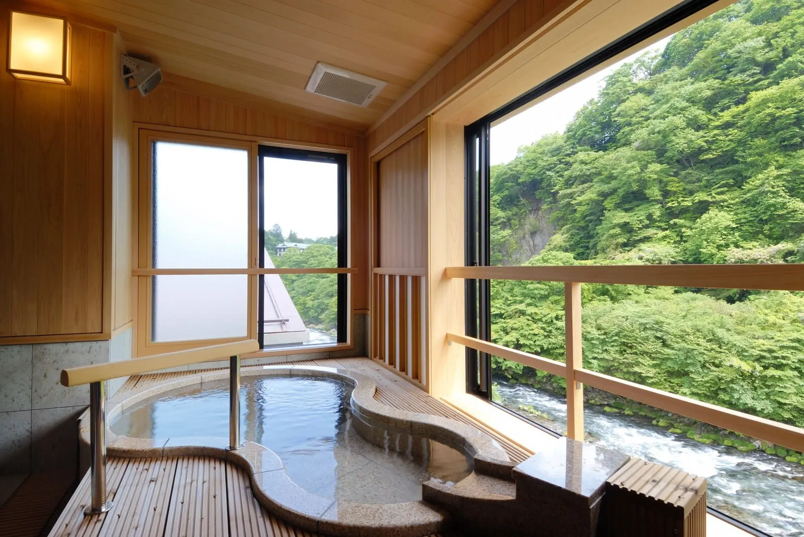 Koduchi no Yado Tsurukamedaikichi: A room bath over the gorge