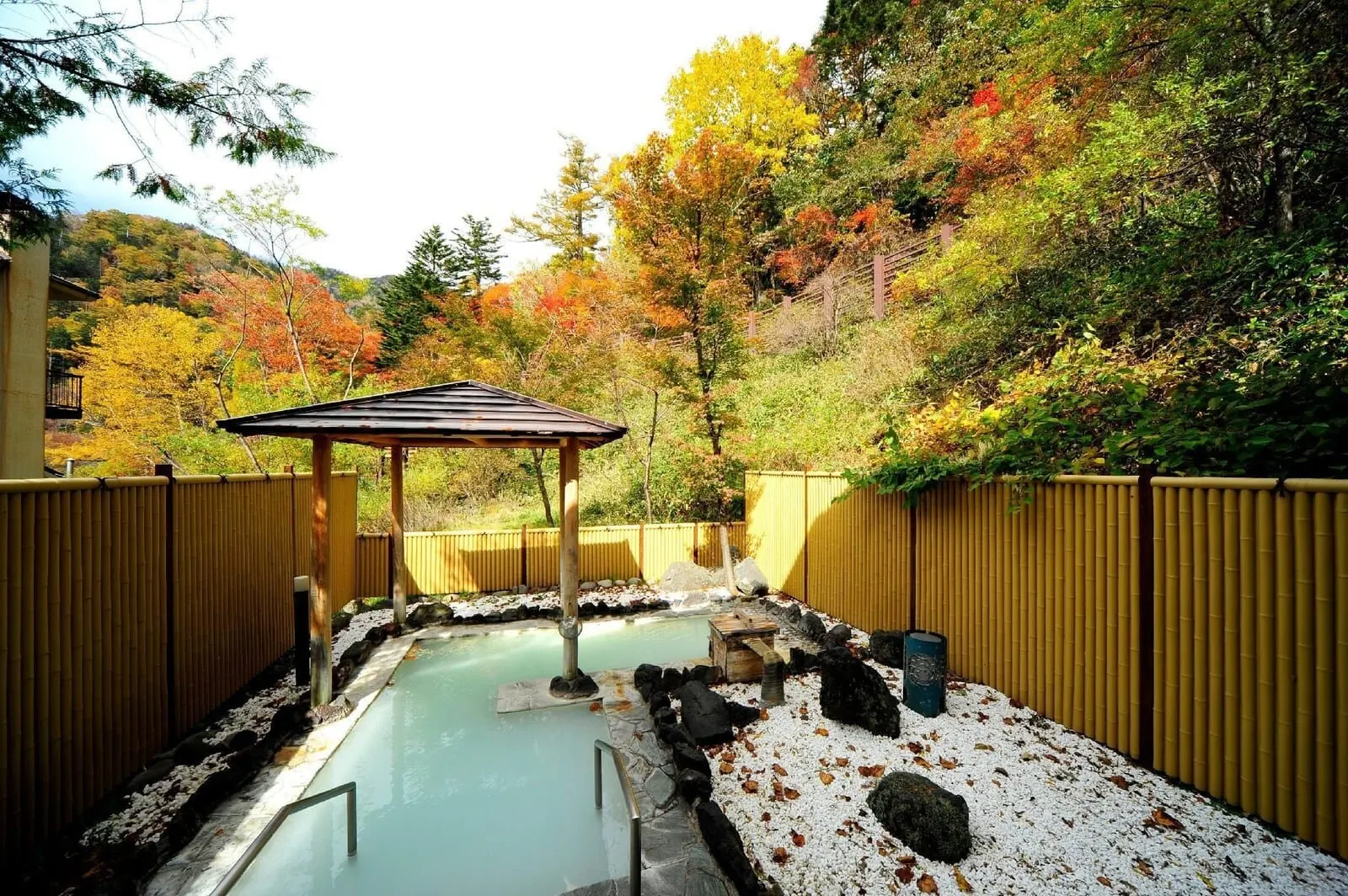 Okunikko Yumoto Onsen Yumoto Itaya: The open-air bath in autumn