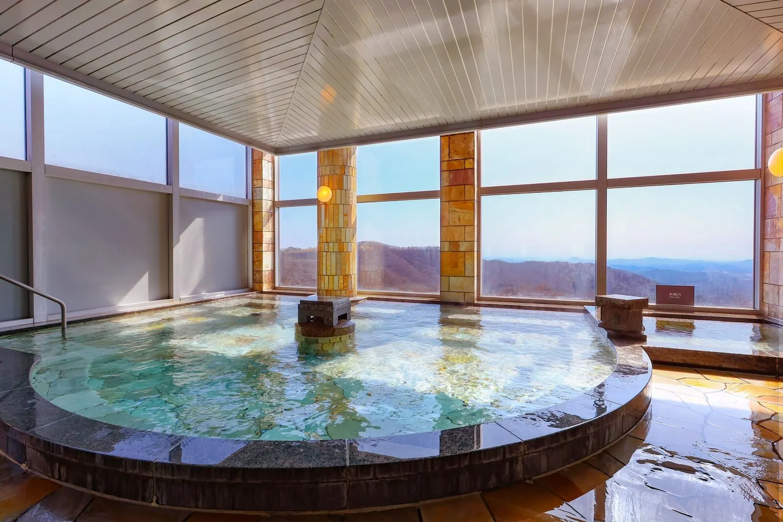 TAOYA Nikko Kirifuri: The indoor bath with a view over the highlands