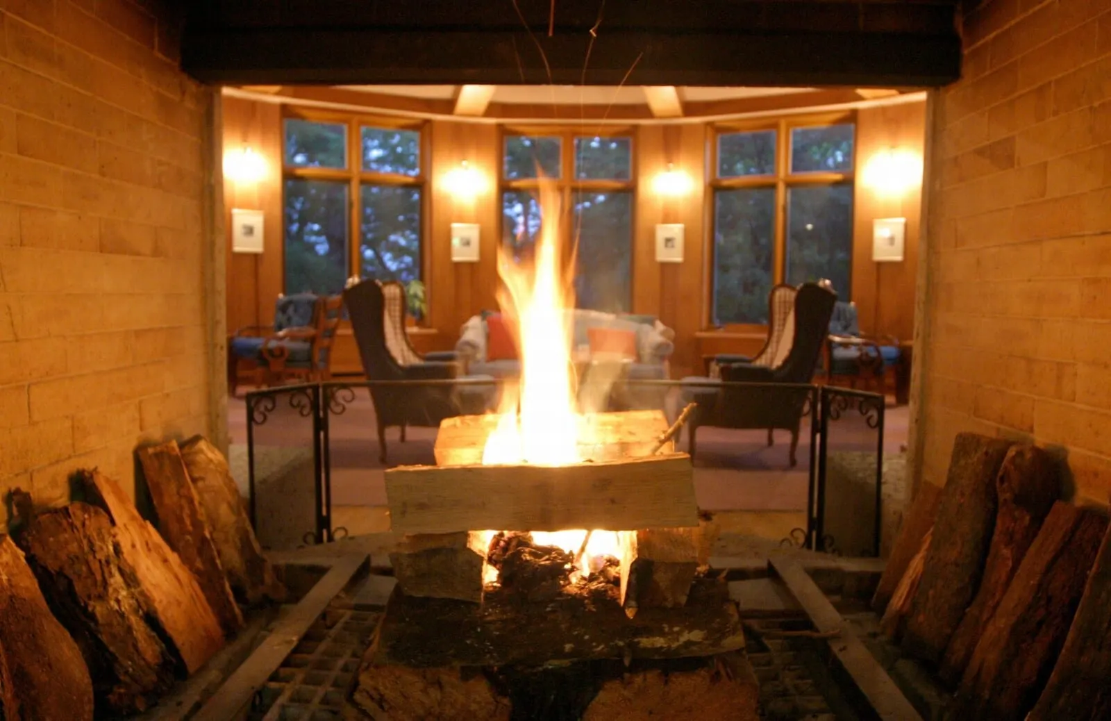 Chuzenji Kanaya Hotel: The fireplace lounge