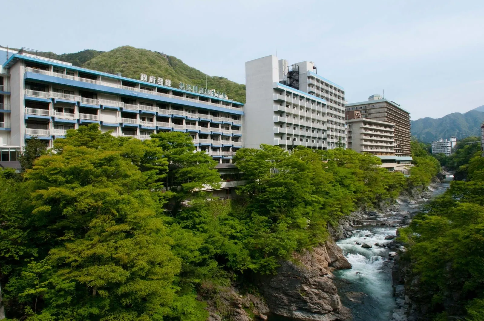 Kinugawa Onsen Hotel: The hotel above the Kinugawa gorge