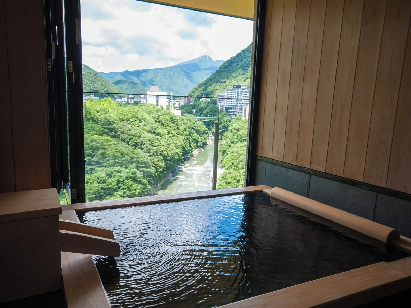 Kinugawa Kanaya Hotel: A room bath looking down the Kinugawa gorge
