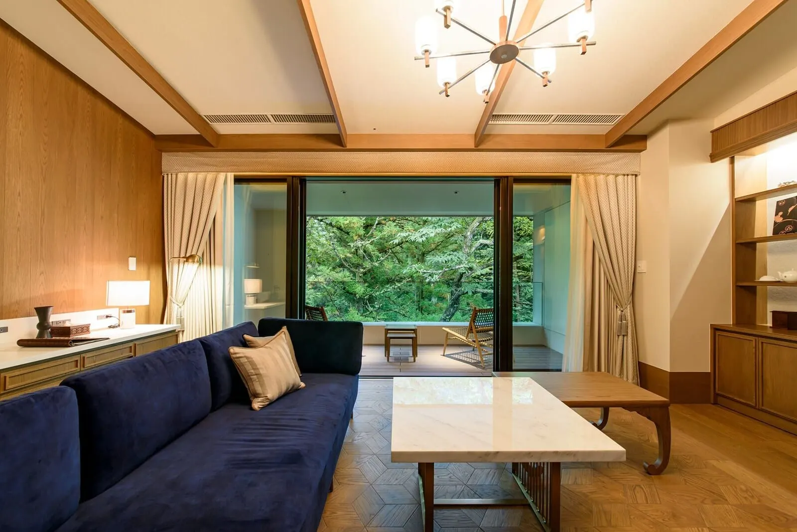 Fufu Nikko: A suite living room facing the forest