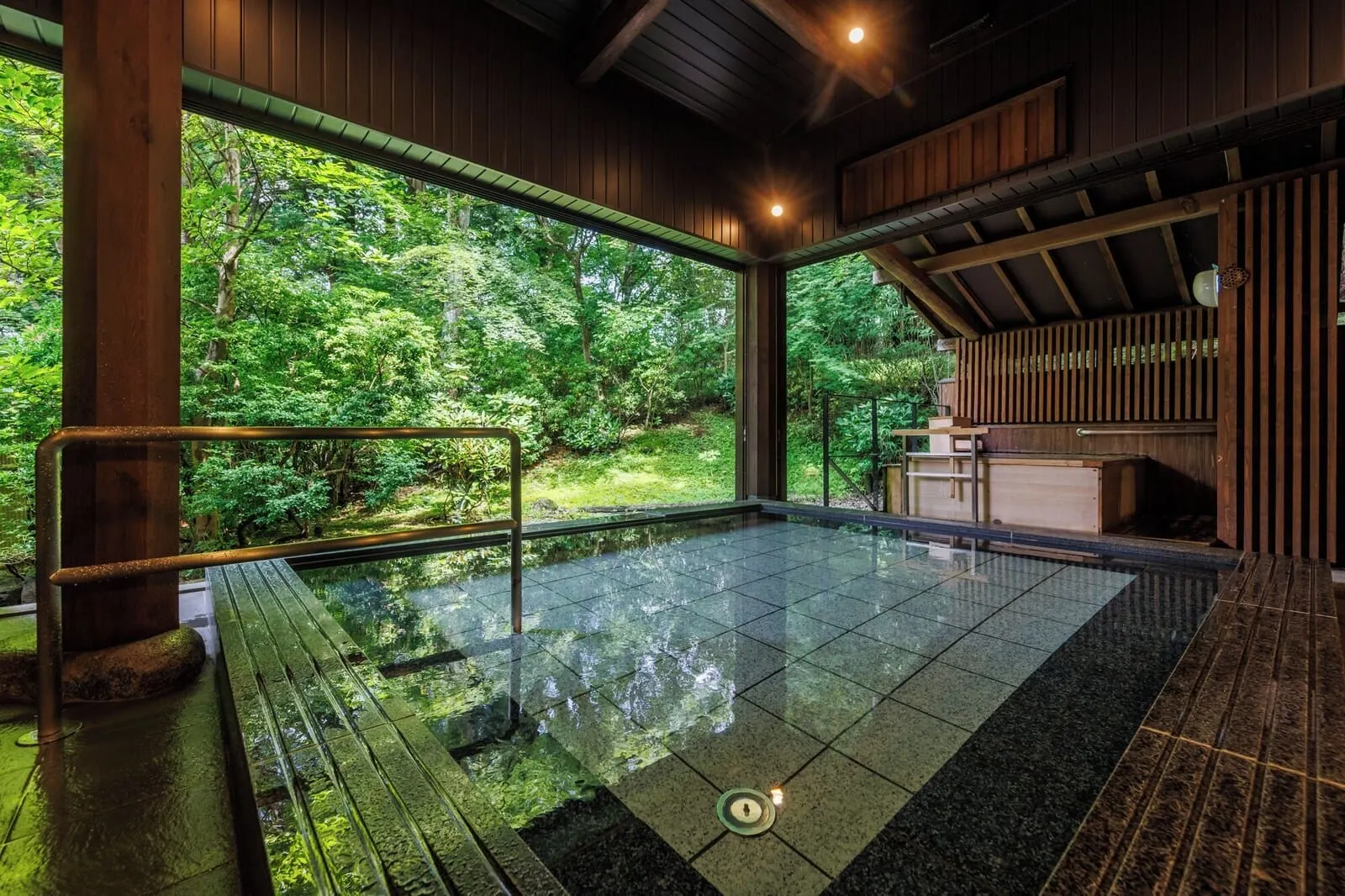 Nikko Hoshinoyado: The open-air bath in the garden