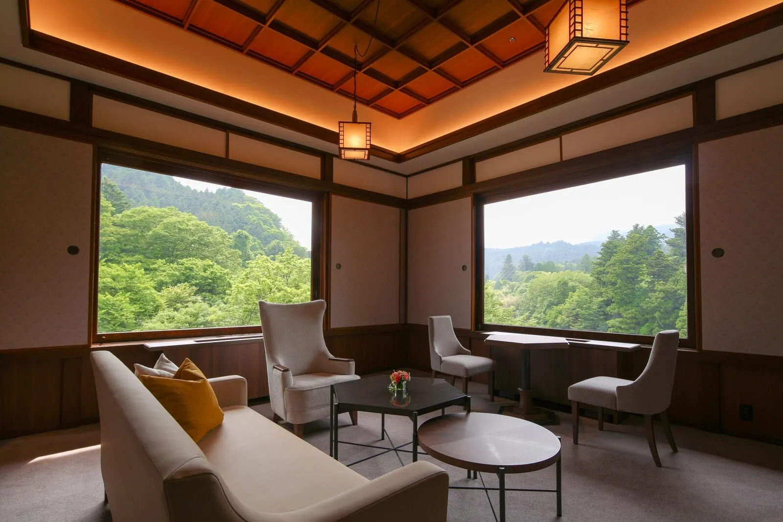 Nikko Kanaya Hotel: A lounge with mountain views