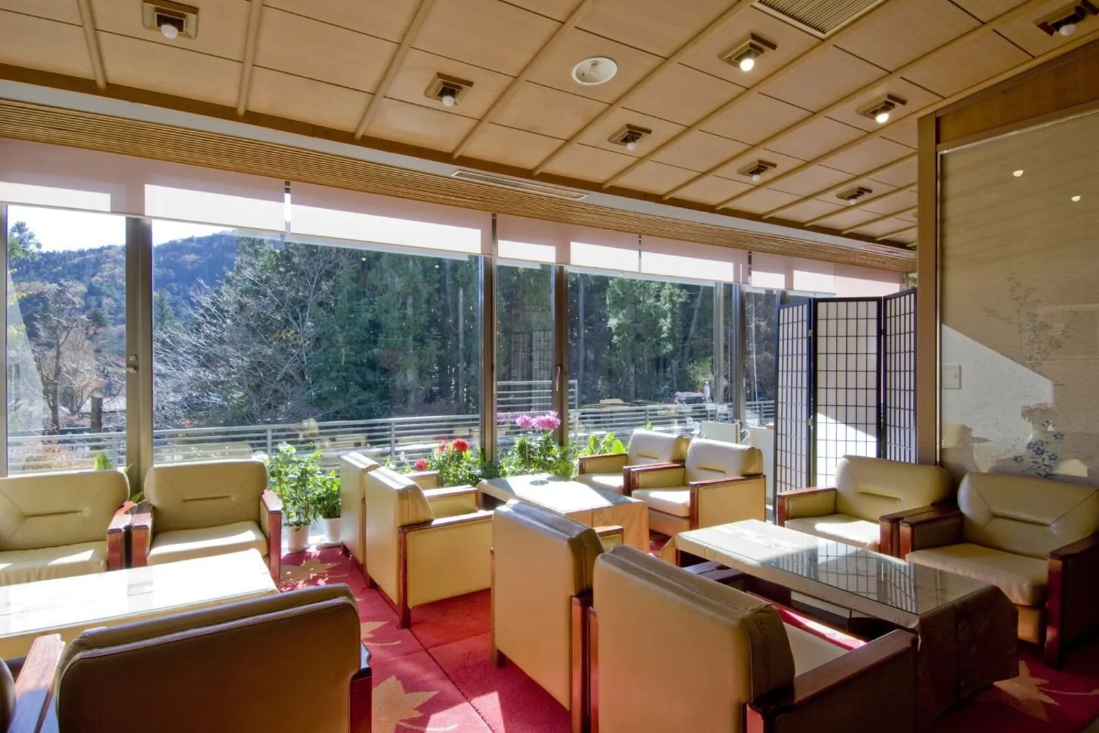 Hotel Seikoen: The lounge over the garden