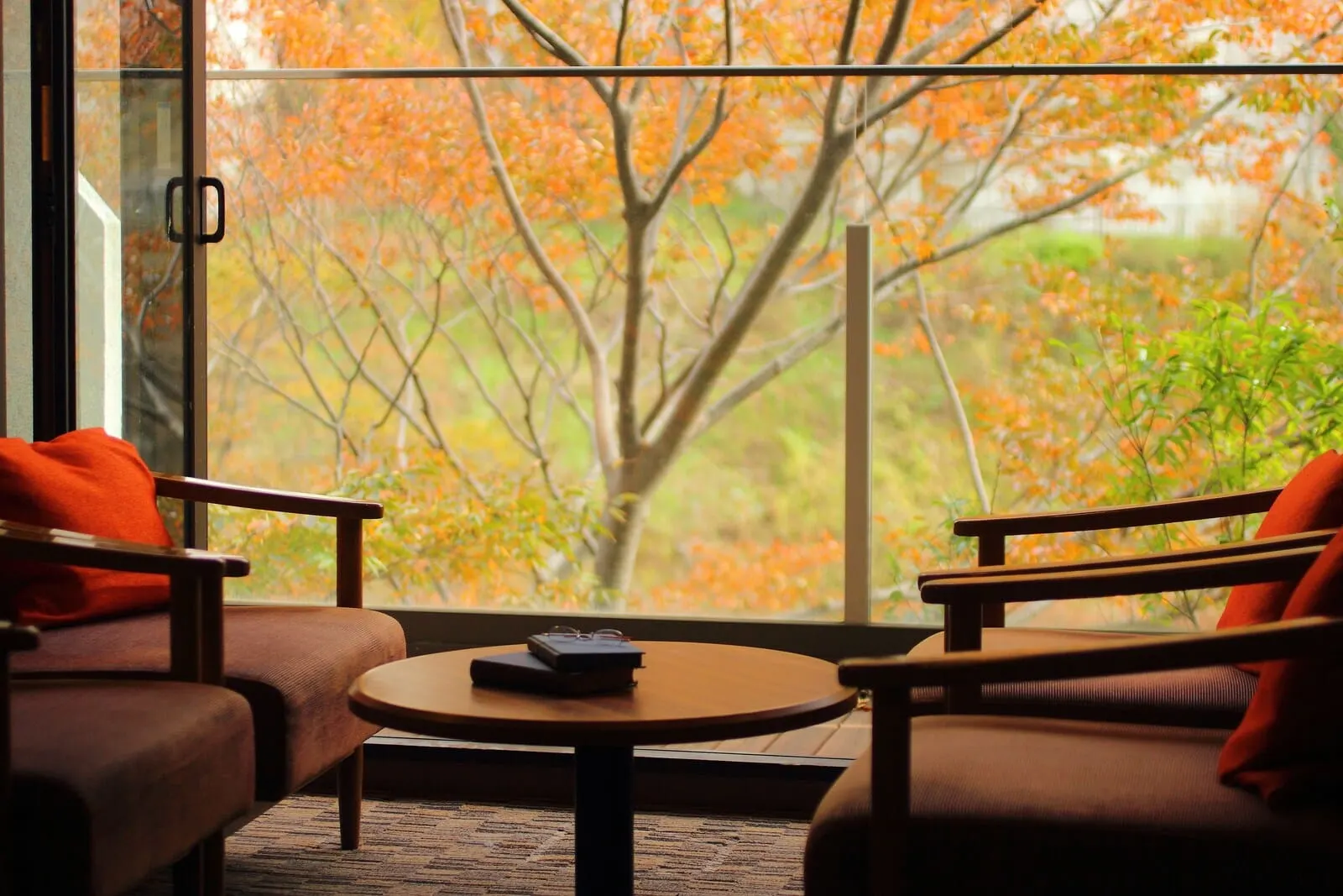 Kinugawa Onsen Hotel: A lounge in autumn colour