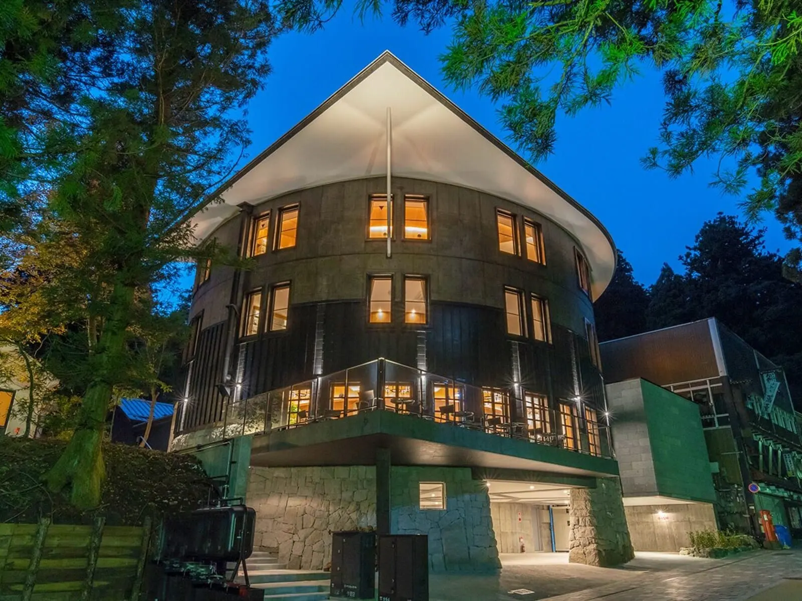 Nikko Nishimachi Club Aratouto: The hotel among the cedars at dusk