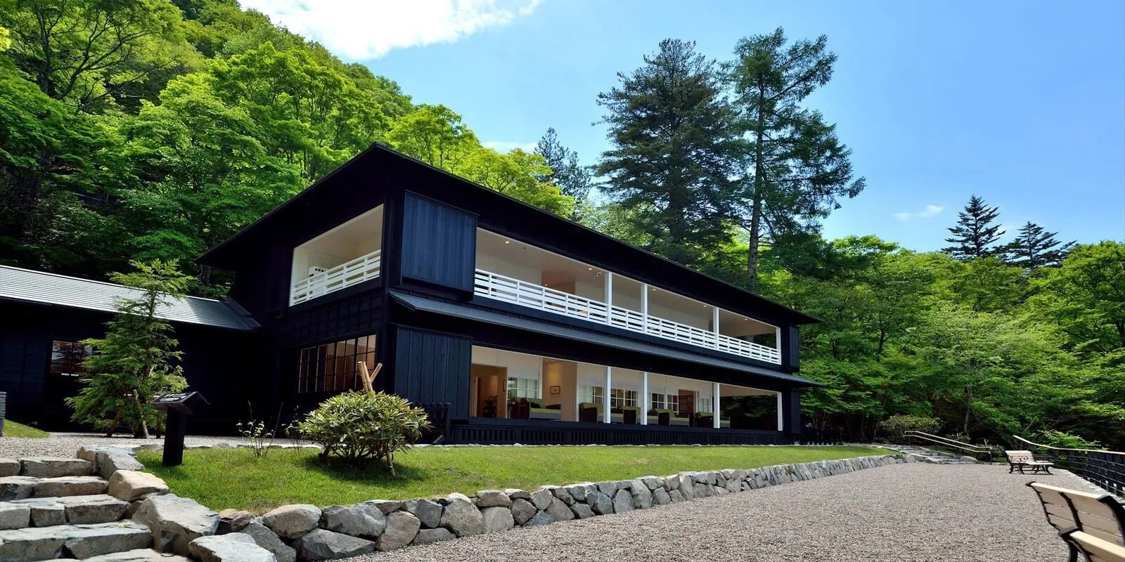 Chuzenji Kanaya Hotel: The hotel among the trees by Lake Chuzenji