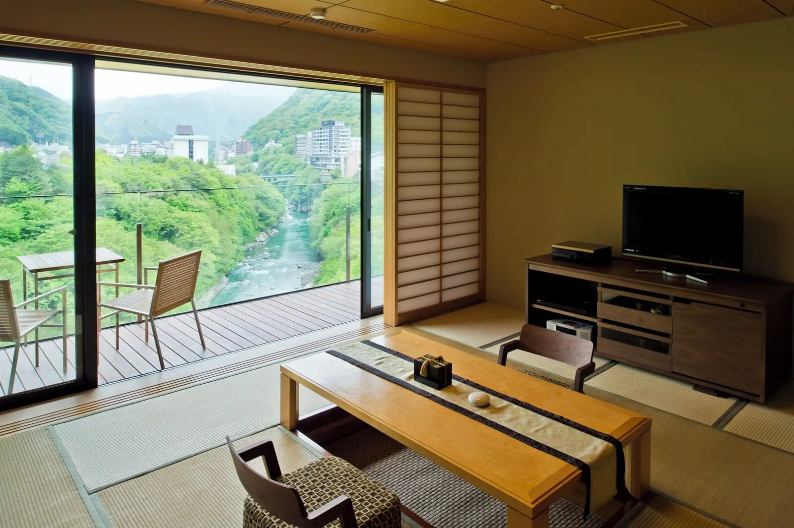 Kinugawa Kanaya Hotel: A tatami room over the river