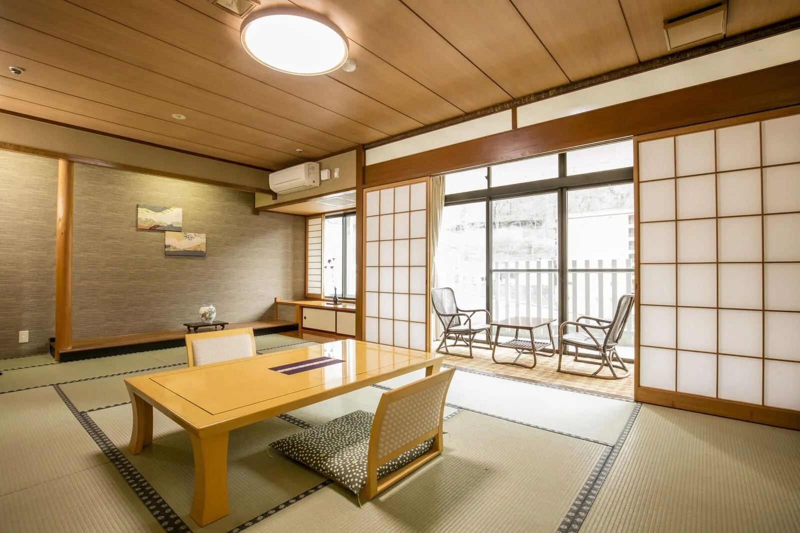 Kinugawa Onsen Hotel: A tatami room over the river