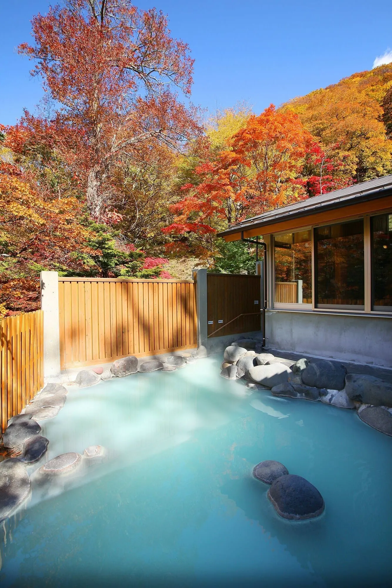 Chuzenji Kanaya Hotel: The open-air hot-spring bath in autumn