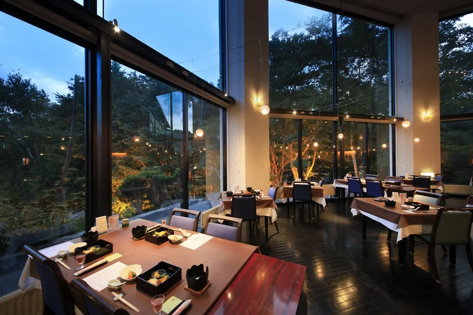 Okunikko Hotel Shikisai: The dining room at night
