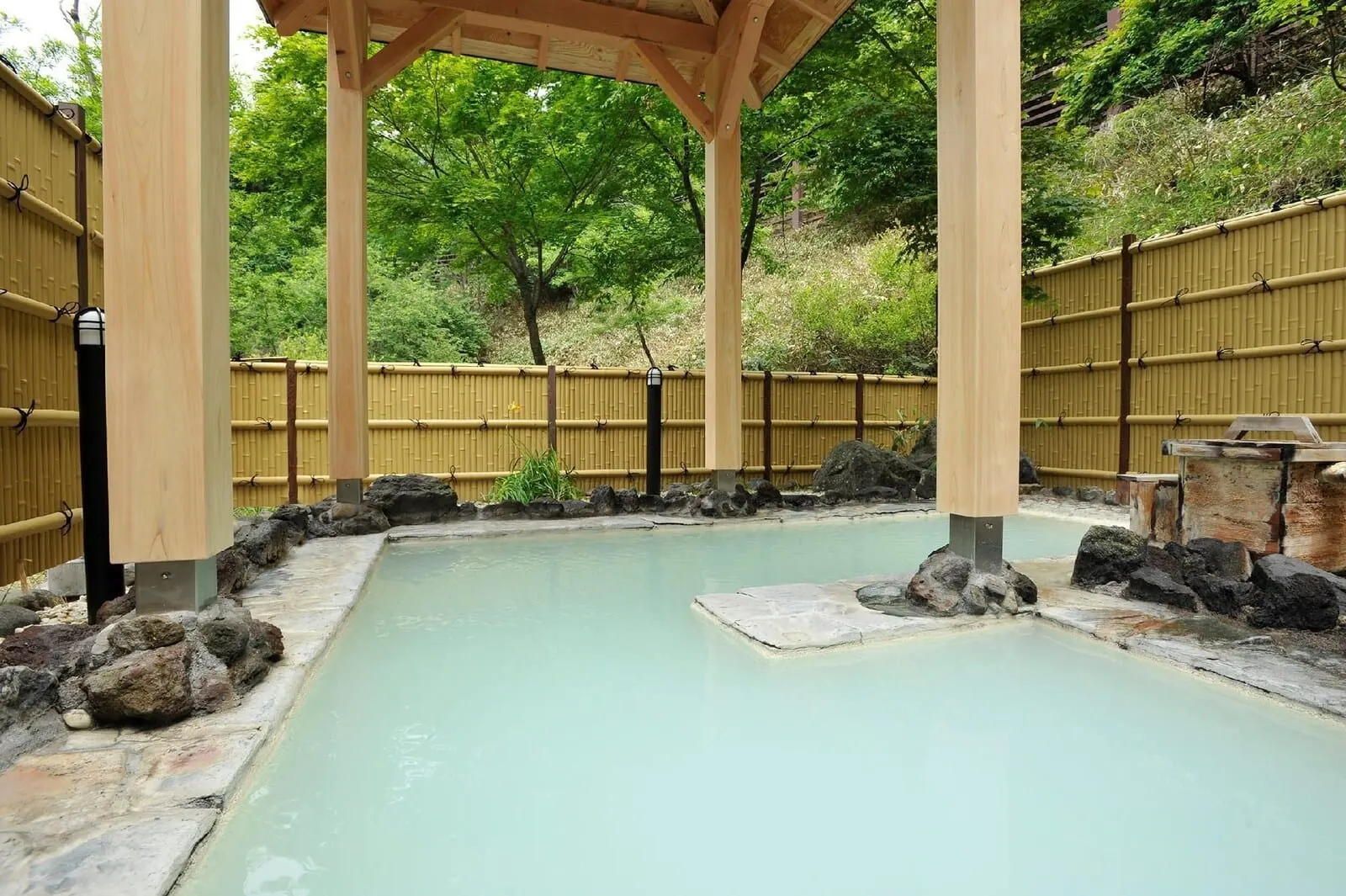 Okunikko Yumoto Onsen Yumoto Itaya: The milky open-air sulphur bath