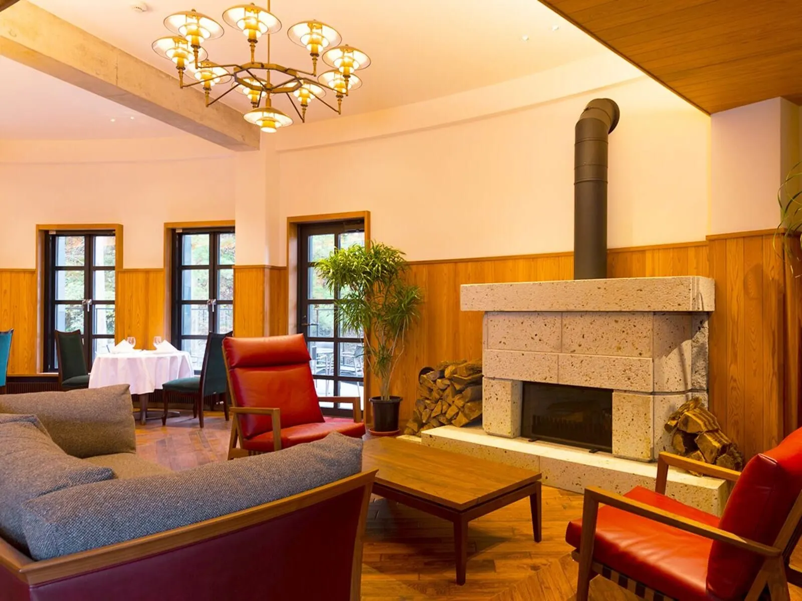 Nikko Nishimachi Club Aratouto: The lounge with a stone fireplace