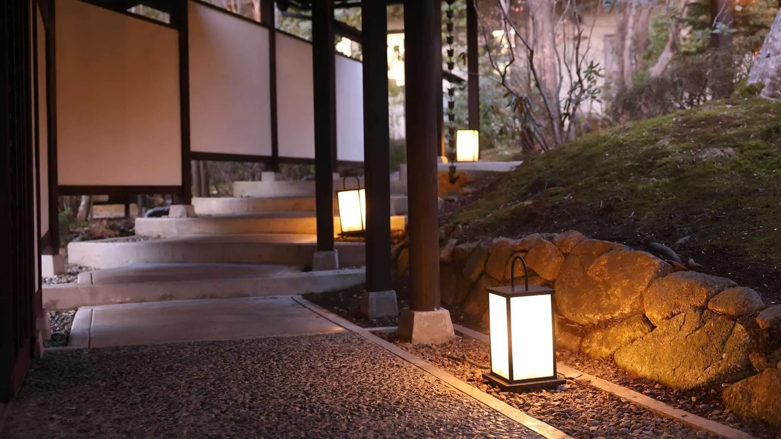 TAOYA Kawaji: The entrance path at night
