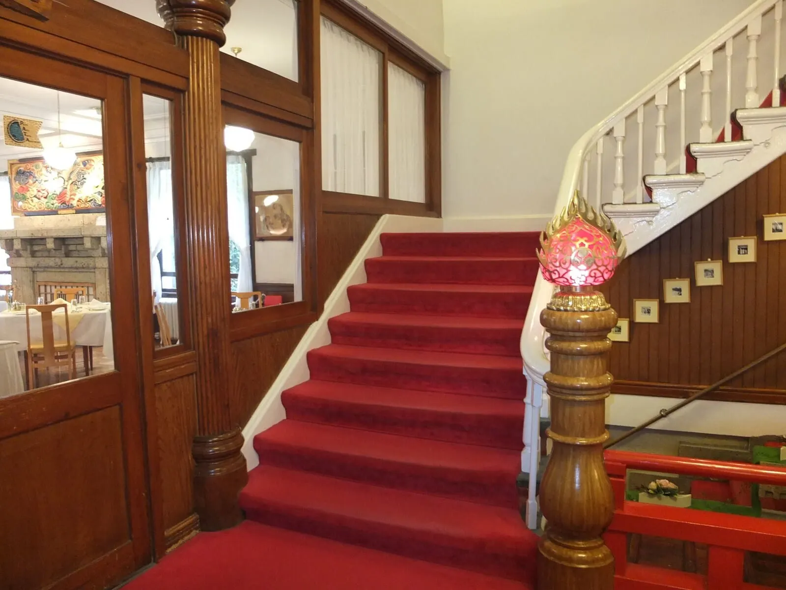 Nikko Kanaya Hotel: The red-carpeted staircase of the Main Building