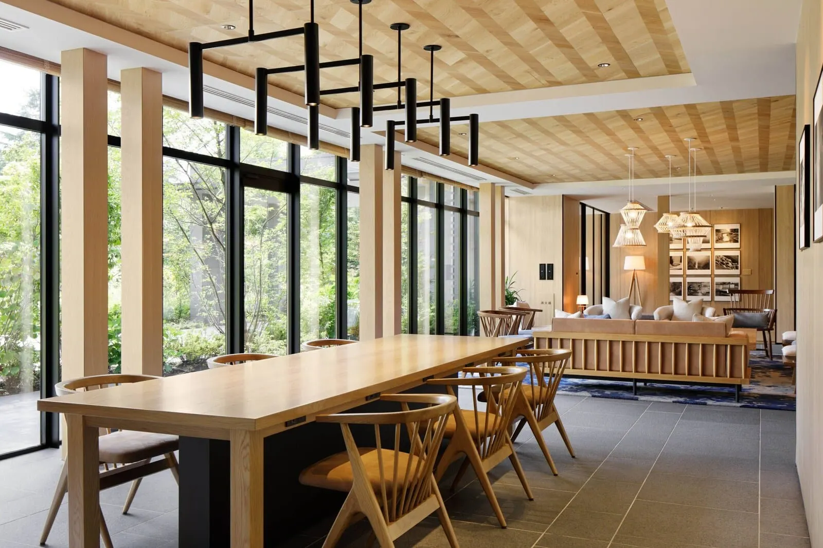Fairfield by Marriott Tochigi Nikko: The shared table in the lounge
