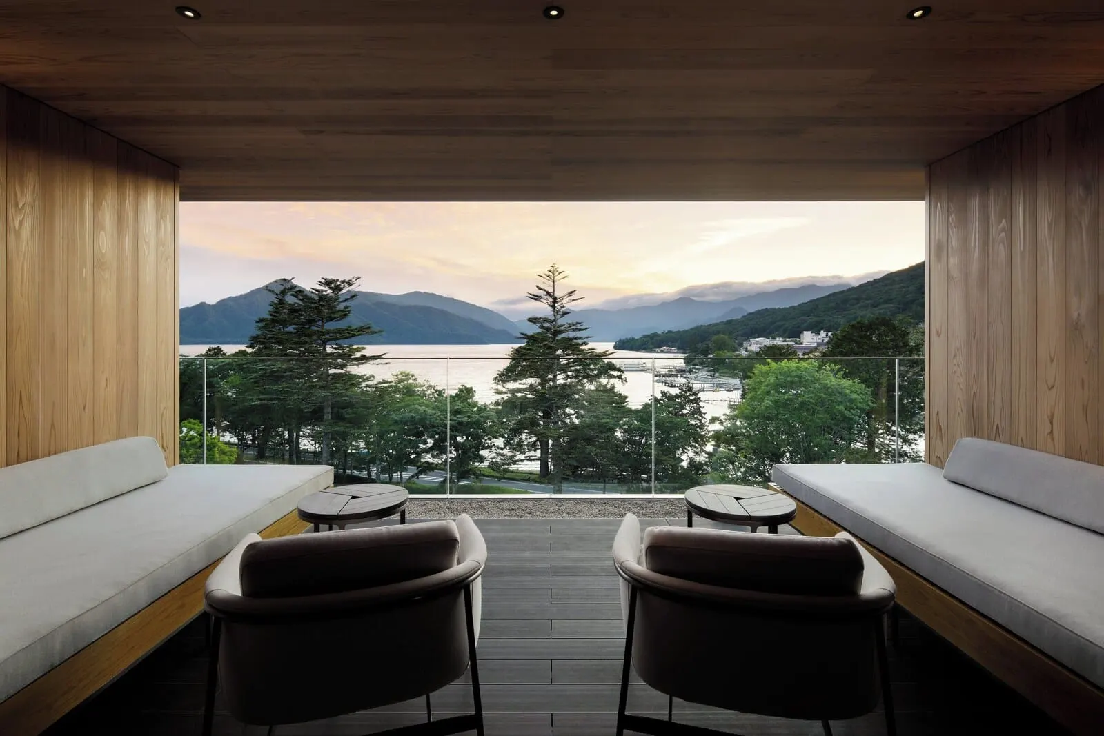 The Ritz-Carlton, Nikko: The lounge facing the lake