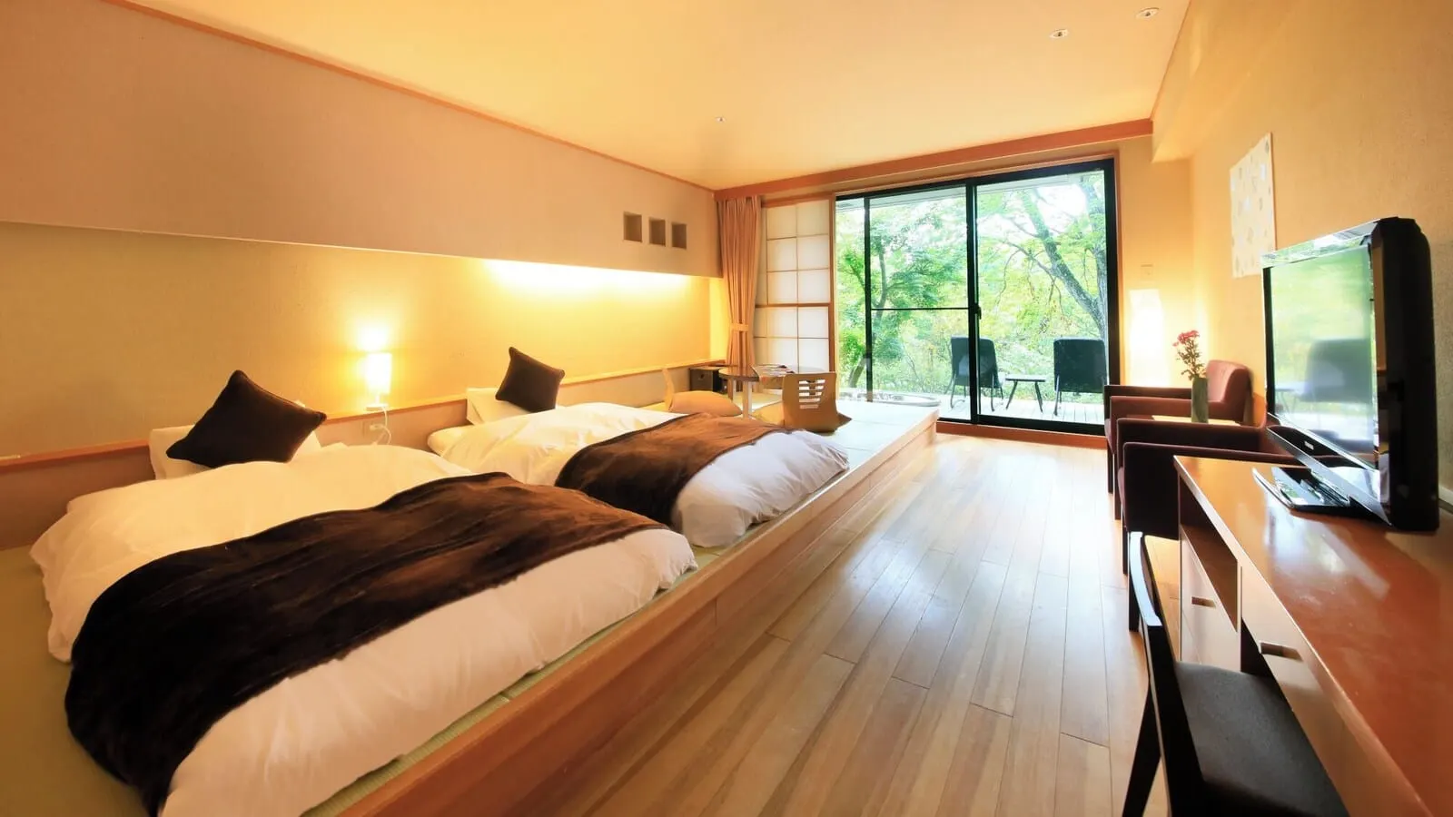 Okunikko Hotel Shikisai: A twin room on raised tatami