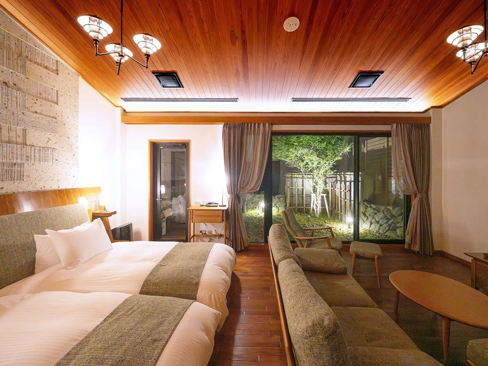 Nikko Nishimachi Club Aratouto: A suite opening onto a lit garden