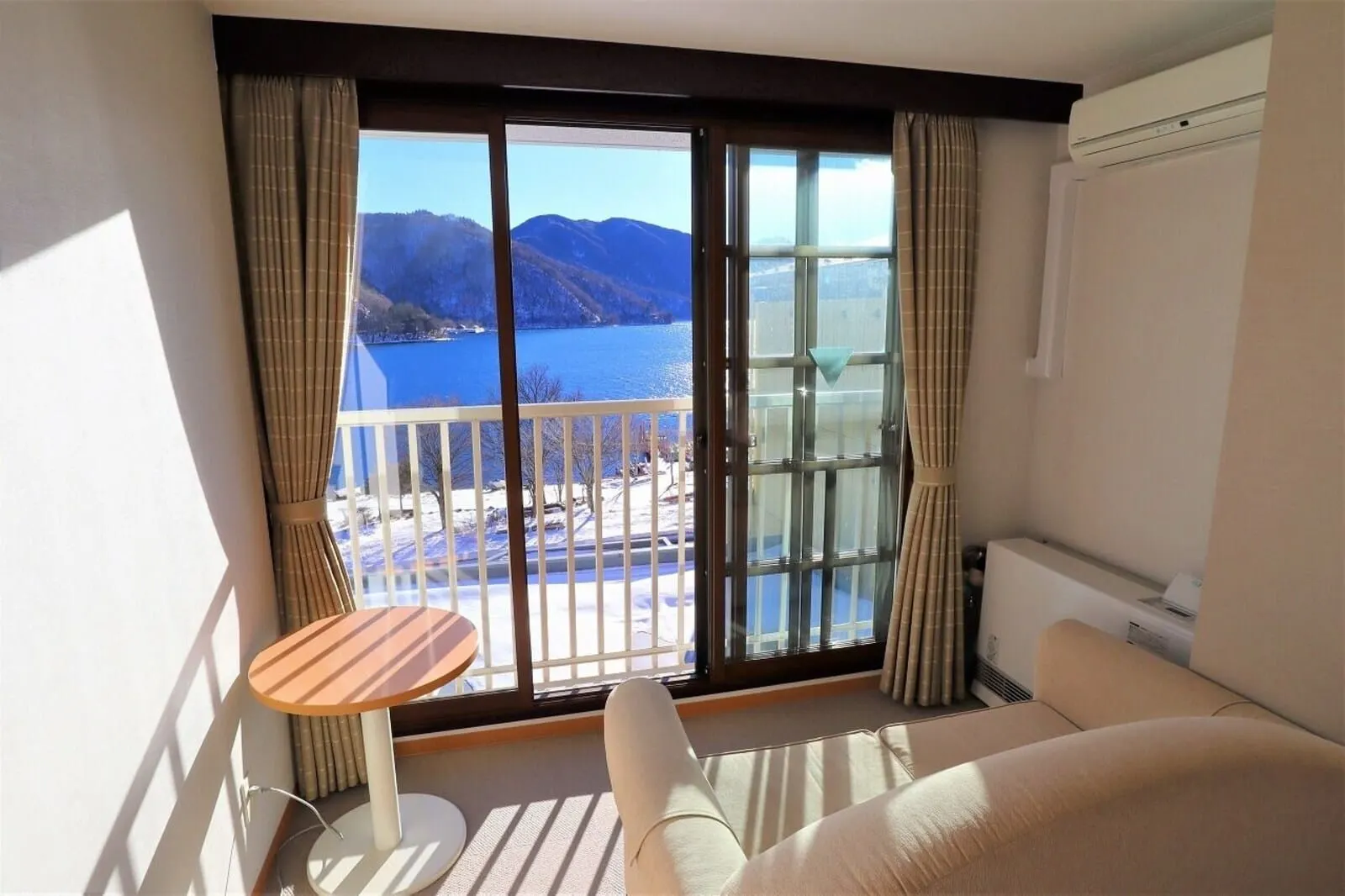 Hatago Nagomi: A room with a balcony over Lake Chuzenji
