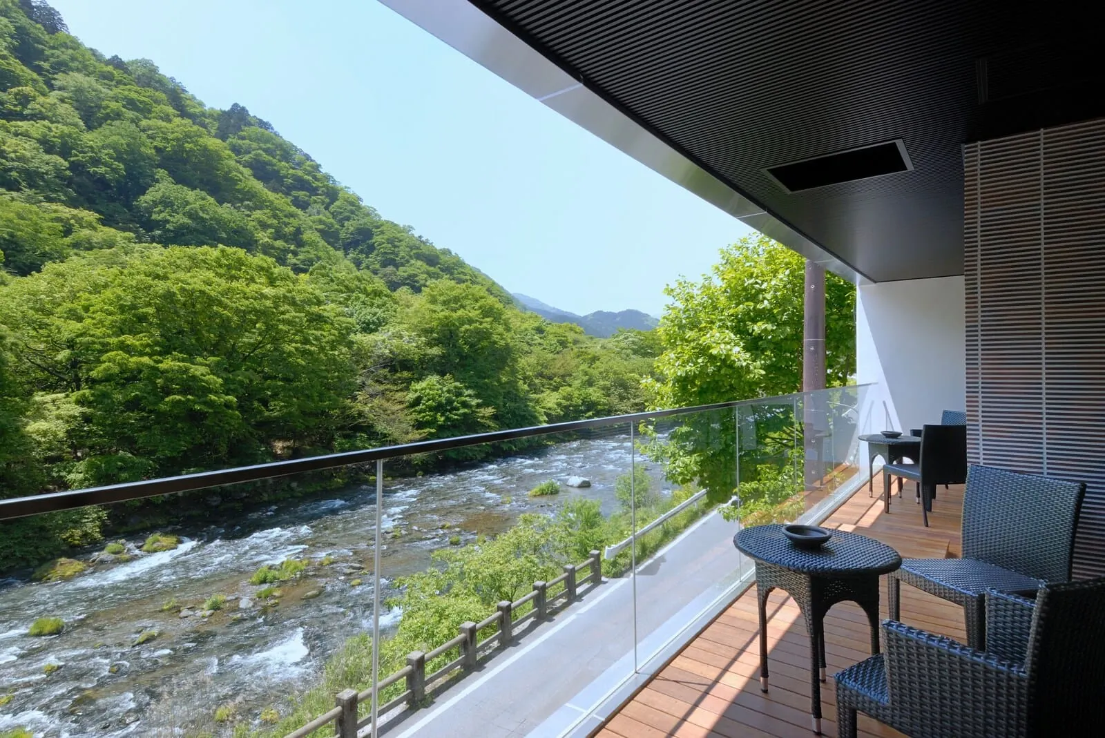 Koduchi no Yado Tsurukamedaikichi: A terrace over the river