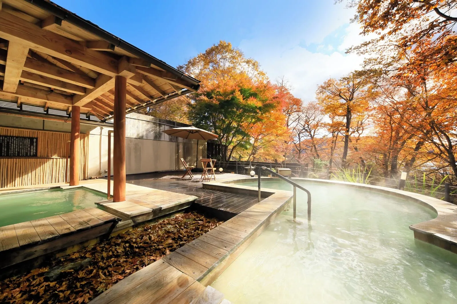 Okunikko Hotel Shikisai: The open-air hot-spring bath in autumn