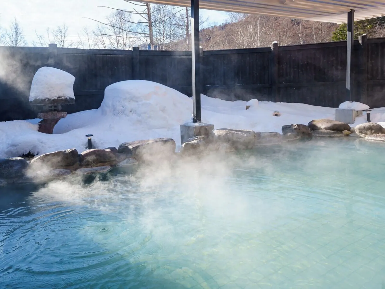 Okunikko Yumoto Lake Resort: The outdoor bath in snow