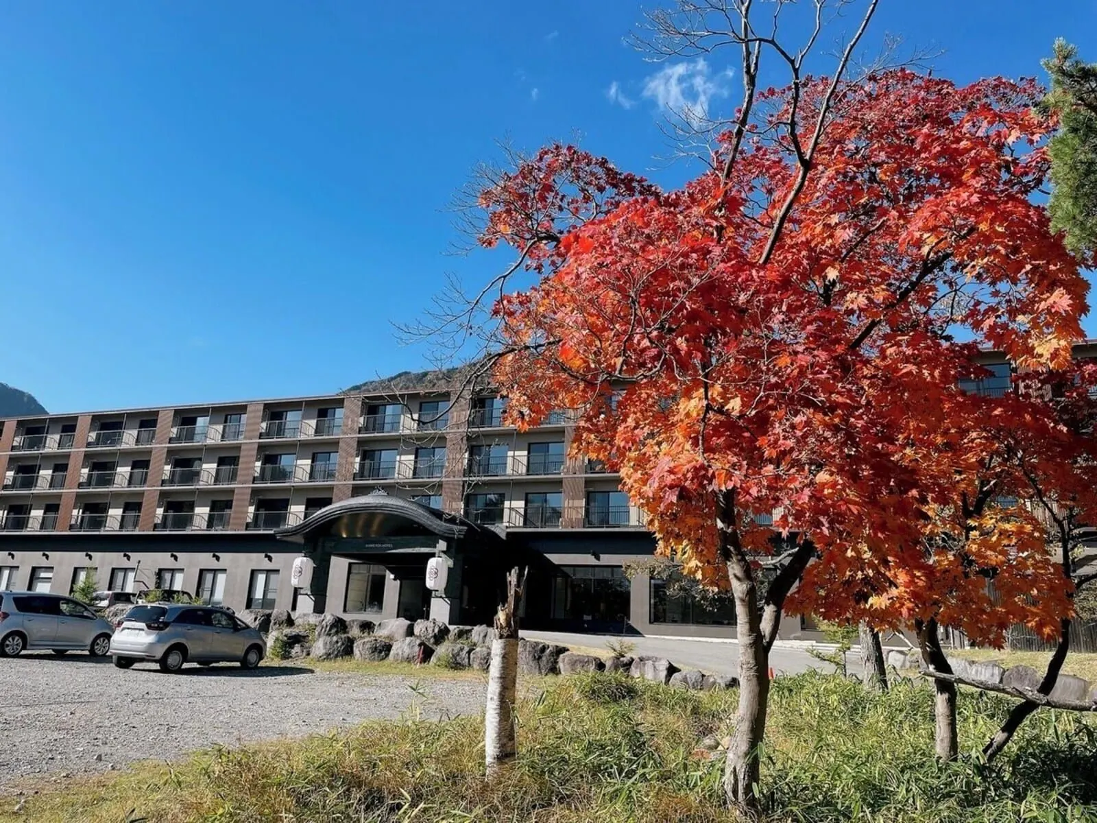 Okunikko Yumoto Lake Resort: The hotel in autumn