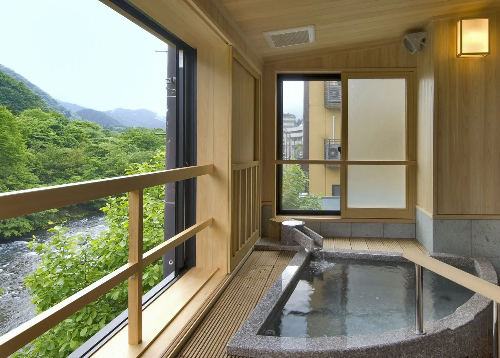 Koduchi no Yado Tsurukamedaikichi: A room with a river-view bath