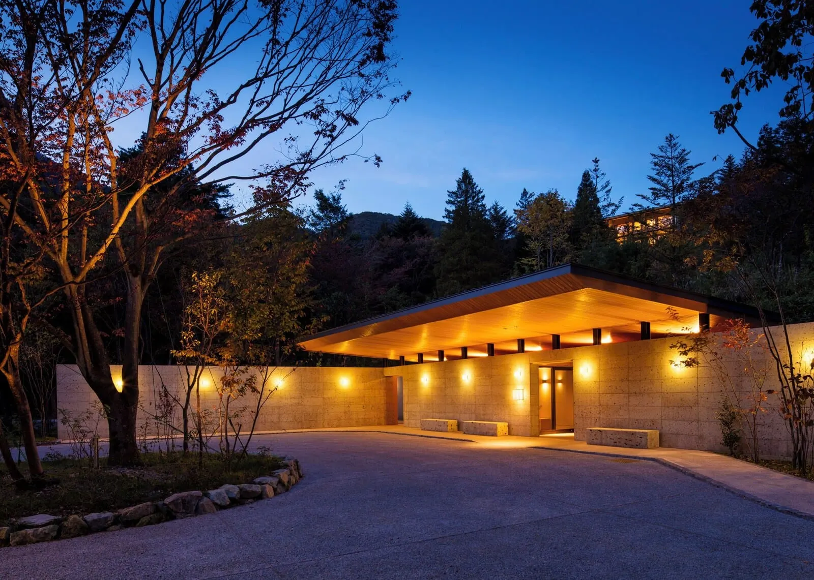 Hoshino Resorts KAI Kinugawa: The entrance at dusk