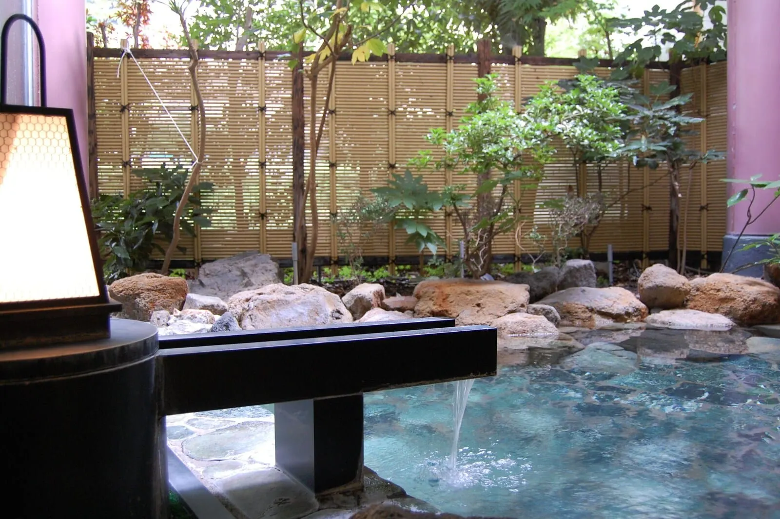 Kinugawa Onsen Hotel: An open-air bath